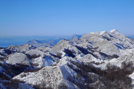 Makarska, 26.05.2013 - Hladno vrijeme praæeno kiom i niskom temperaturom zraka donijelo je noæas snijeg na Biokovo gdje je, prema informaciji deurnog tehnièara na odailjaèu HRT-a Josipa Samca, na najviem vrhu Svetom Juri palo desetak centimetara snijega.Arhivska fotografija od 8.12.2008. godine prikazuje snijeg na Biokovu.
foto FaH/ ik
